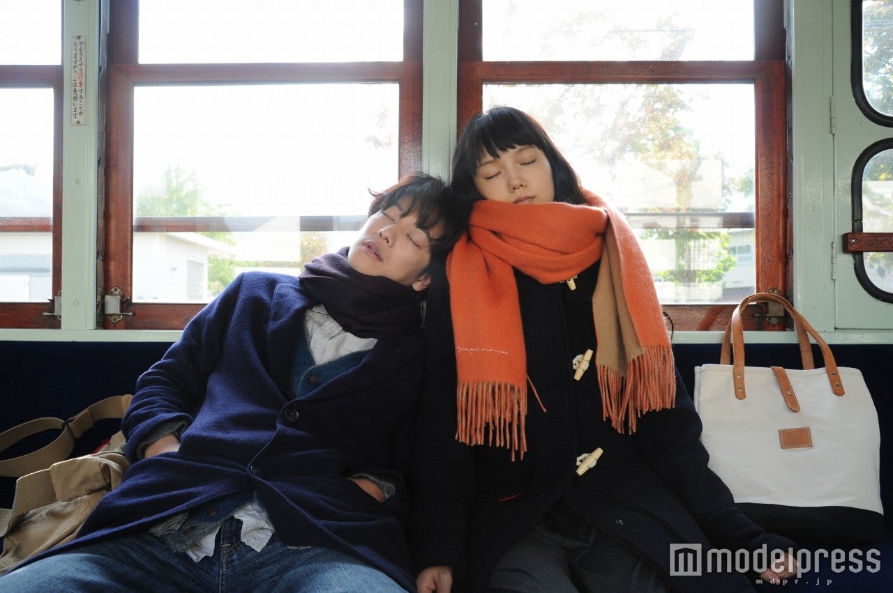 佐藤健、宮崎あおい（C）2016 映画『世界から猫が消えたなら』製作委員会