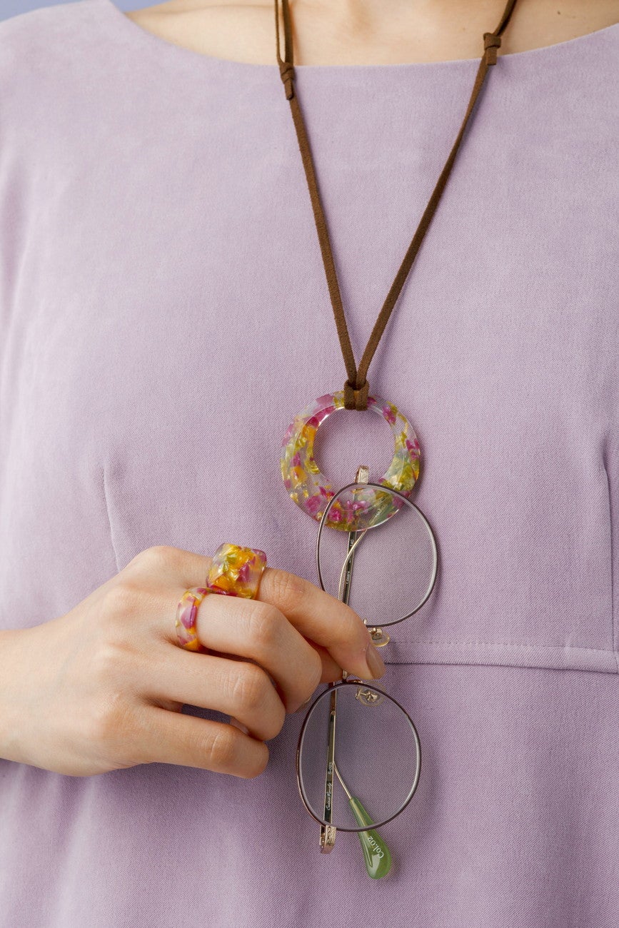 ネックレスのモチーフにメガネをかけても素敵／提供画像