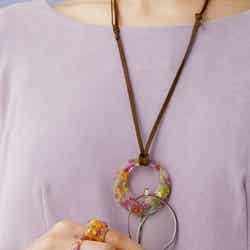 ネックレスのモチーフにメガネをかけても素敵/提供画像