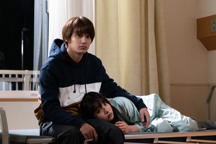 野村周平、桜井日奈子/「僕の初恋をキミに捧ぐ」第5話より(C)テレビ朝日