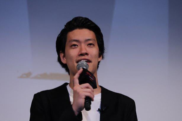 霜降り明星 粗品 せいやの髪をカット ヒヤヒヤしながら笑った 逆でもやってほしい モデルプレス