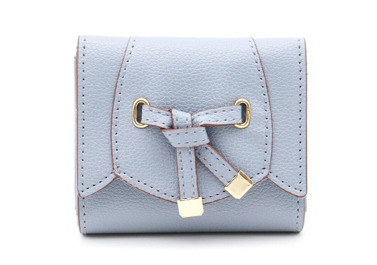 サックスブルーのVISフラワーカット財布ミニの外観とリボン結びの金具デザイン サックスブルーのVISフラワーカット財布ミニの外観とリボン結びの金具デザイン