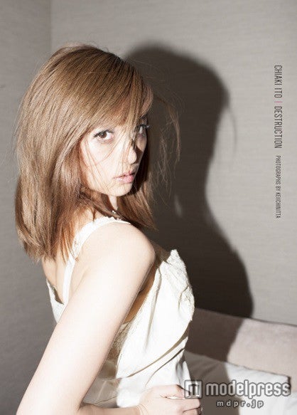 伊藤千晃写真集「DESTRUCTION」（4月25日発売）
