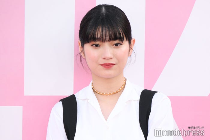 暗髪の蒔田彩珠(C)モデルプレス