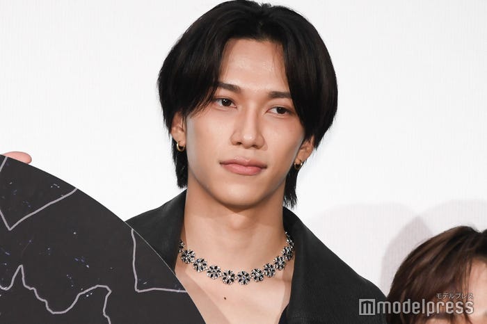 強い躍動感でワンシーンの画角を再現した池崎理人(C)モデルプレス