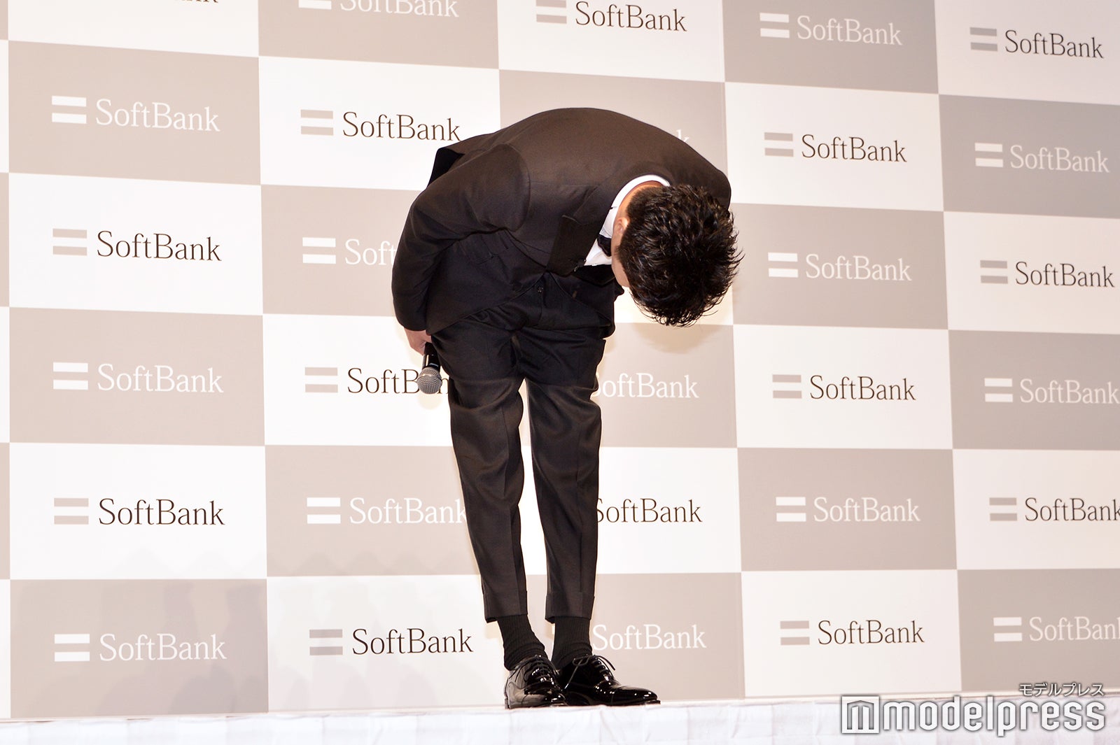 長めに深々とお辞儀をする田中圭（C）モデルプレス