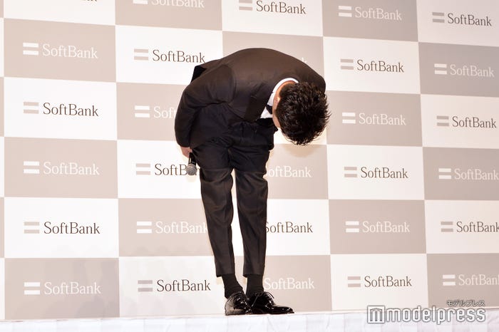 長めに深々とお辞儀をする田中圭(C)モデルプレス