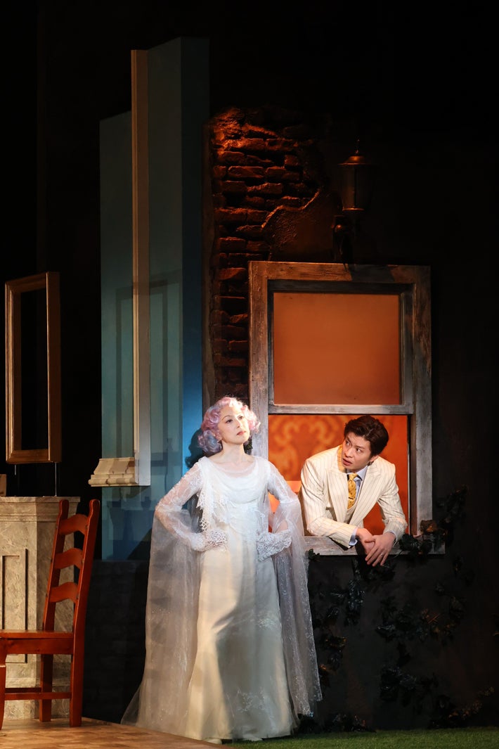 若村麻由美、田中圭「陽気な幽霊」初日公演より（提供写真）