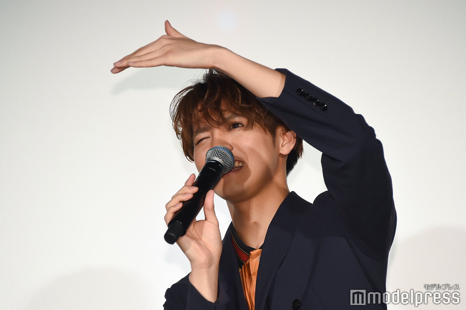 逆光の中、頑張ってお客さんの顔を確認しようとする片寄涼太 （C）モデルプレス