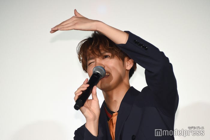 逆光の中、頑張ってお客さんの顔を確認しようとする片寄涼太 (C)モデルプレス