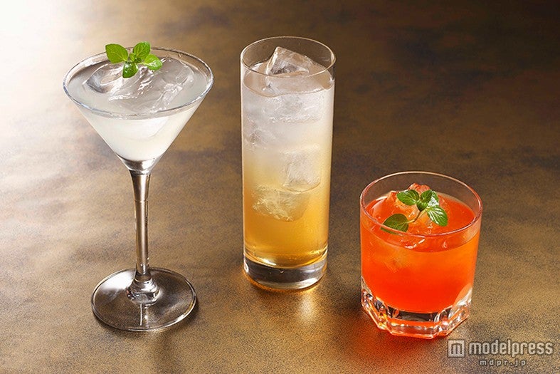 左のカクテルから：フローズンハート（アナ雪）、マッチメーカーサワー（ムーラン）、マイライフ・ビギンズ（ラプンツェル）各1，500円（C）Disney