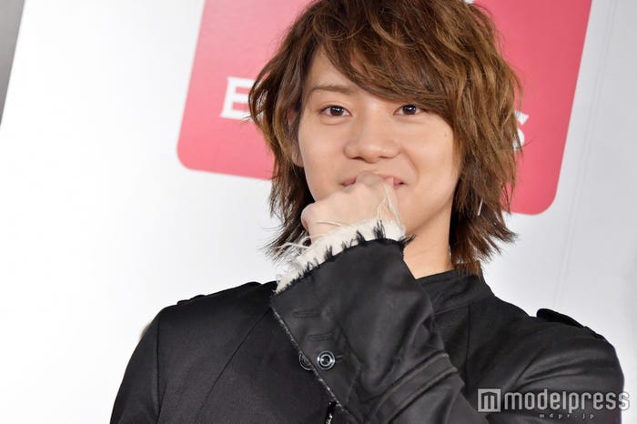 表紙のポーズを再現してくれた佐藤流司 (C)モデルプレス