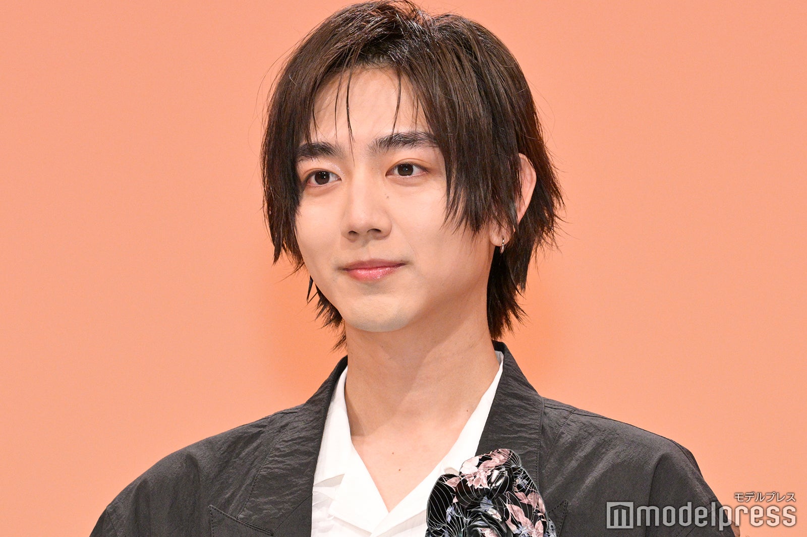 松村沙友理の“ぶりっ子”にタジタジの駒木根葵汰（C）モデルプレス