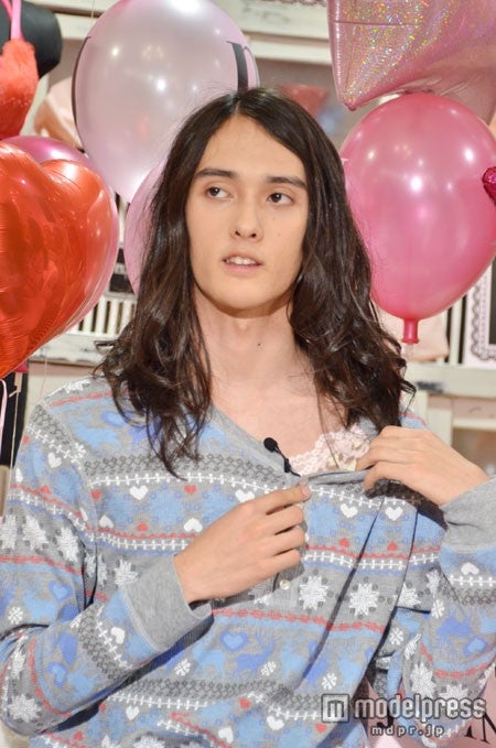 女性用インナーをチラ見せする栗原類