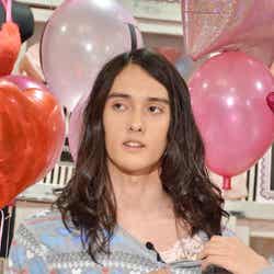 女性用インナーをチラ見せする栗原類