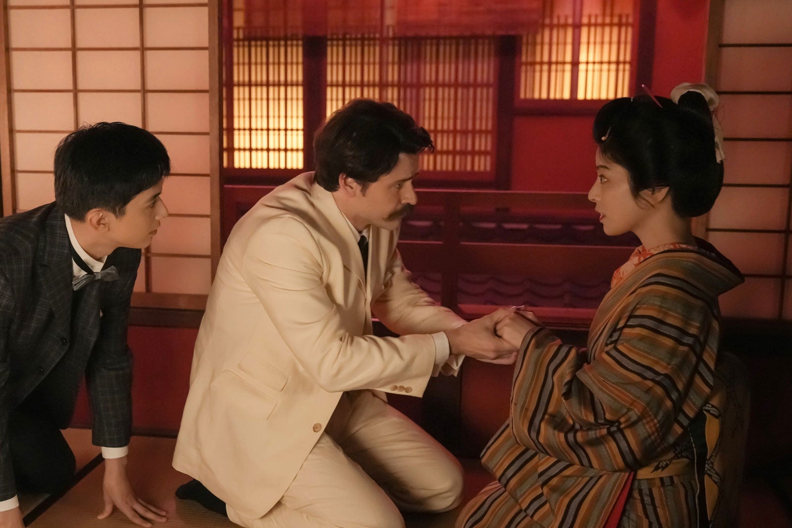 吉沢亮、トミー・バストウ、さとうほなみ「ばけばけ」第28話（C）NHK