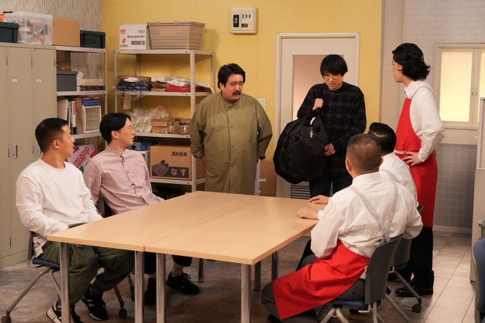 (左から)ザ・マミィ、空気階段、松尾駿、長田庄平、粗品 (C)フジテレビ