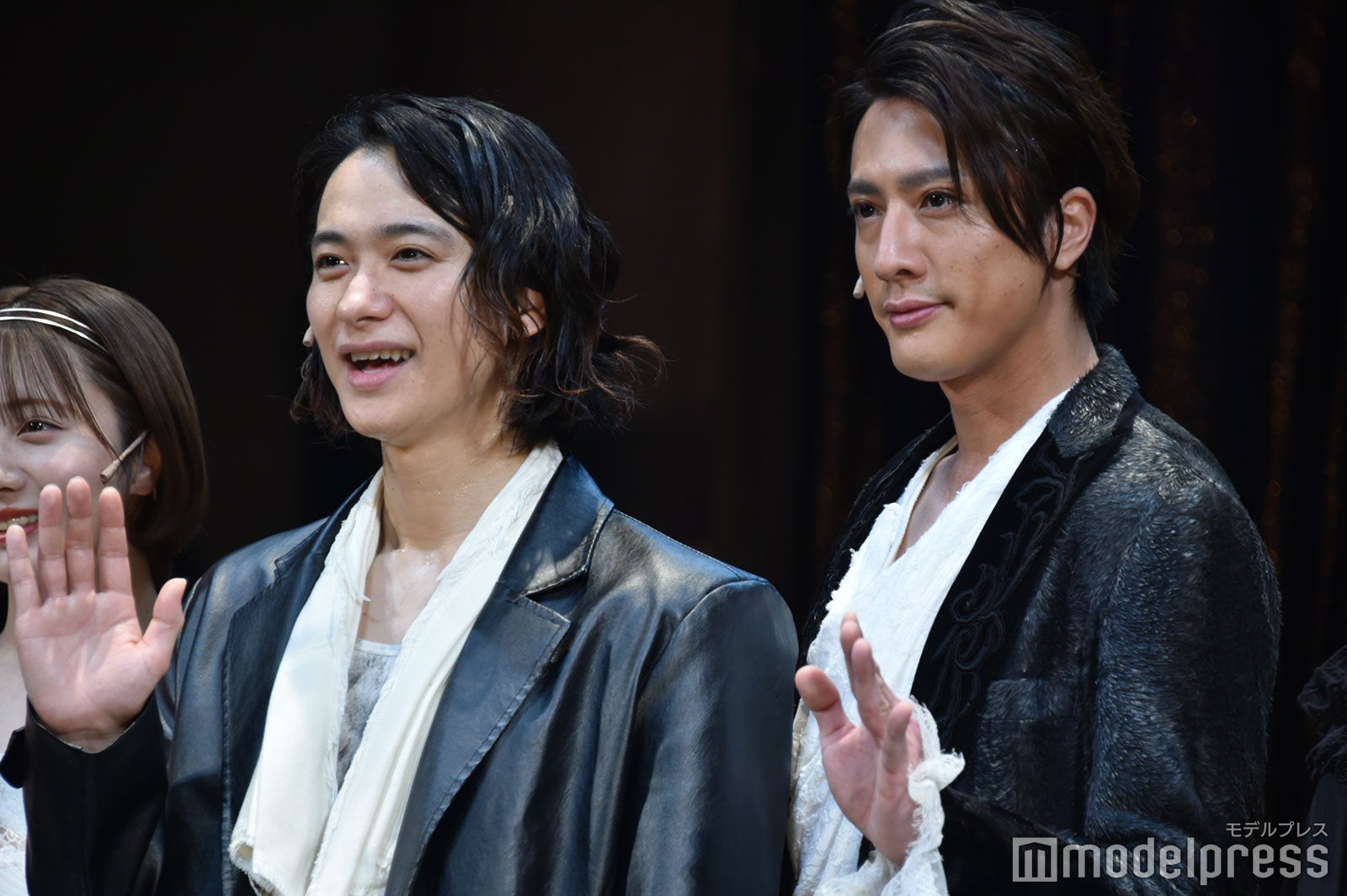 会見中、互いに目を合わせ褒め合うなど同い年の絆を見せつけた戸塚祥太、内博貴（C）モデルプレス