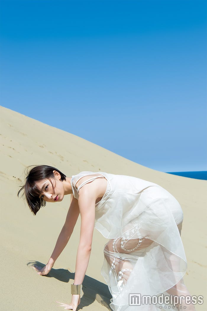 篠田麻里子「週刊ヤングジャンプ」21号(4月21日発売、集英社)より