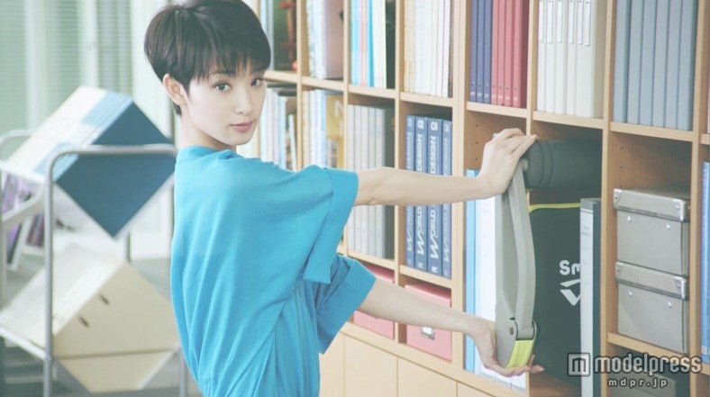 剛力彩芽／新CM「倒れるだけで・収納」篇より