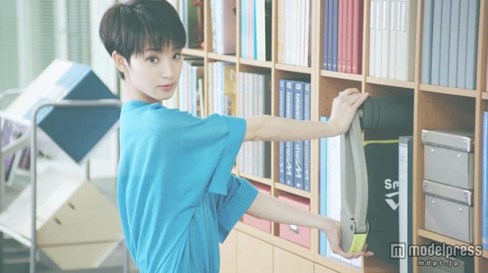 剛力彩芽/新CM「倒れるだけで・収納」篇より