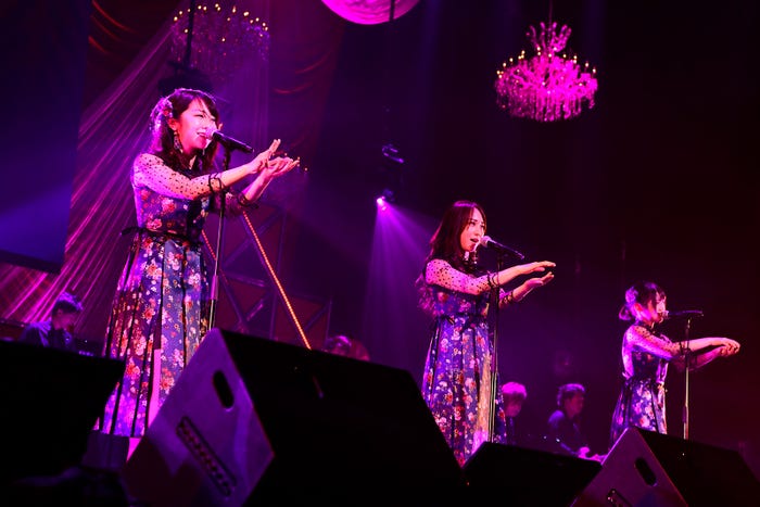 峯岸みなみ、高橋朱里、村山彩希「第8回 AKB48紅白対抗歌合戦」(C)AKS