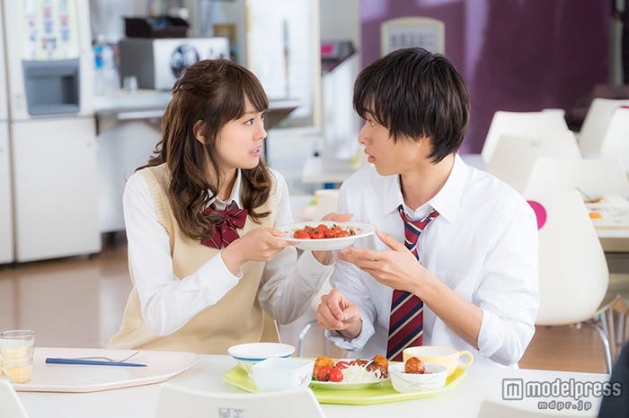 (左から)桐谷美玲、山崎賢人(C)2015 映画「ヒロイン失格」製作委員会