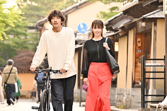 上杉柊平、深田恭子(C)TBS