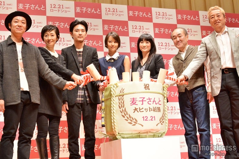 【左から】吉田監督、麻生祐未、松田龍平、堀北真希、余貴美子、温水洋一、ガダルカナル・タカ／©「麦子さんと」制作委員会