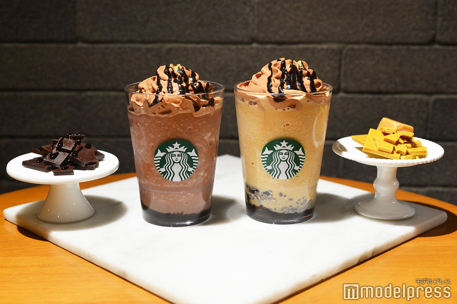 （左から）クラシック ショコラ シンフォニー フラペチーノ、ブロンド ショコラ シンフォニー フラペチーノ（C）モデルプレス