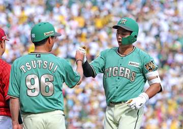 阪神連勝で首位浮上 接戦制し2カードぶり勝ち越し ドラ1・立石が決勝打、五回に左前適時打 村上は6回無失点で5勝目
