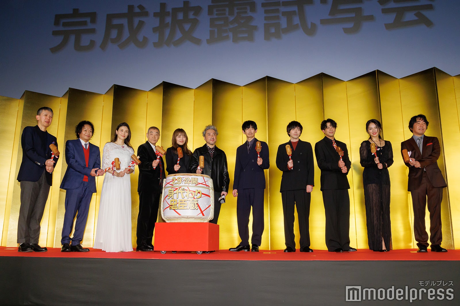（左から）河合勇人監督、星田英利、橋本マナミ、柄本明、川口春奈、ムロツヨシ、永山瑛太、林遣都、森崎ウィン、野波麻帆、本多力（C）モデルプレス