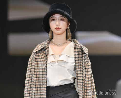 坂東希、レザーミニから美脚披露 フェイスハイライトで個性光らせる<札幌コレクション 2022 A/W>
