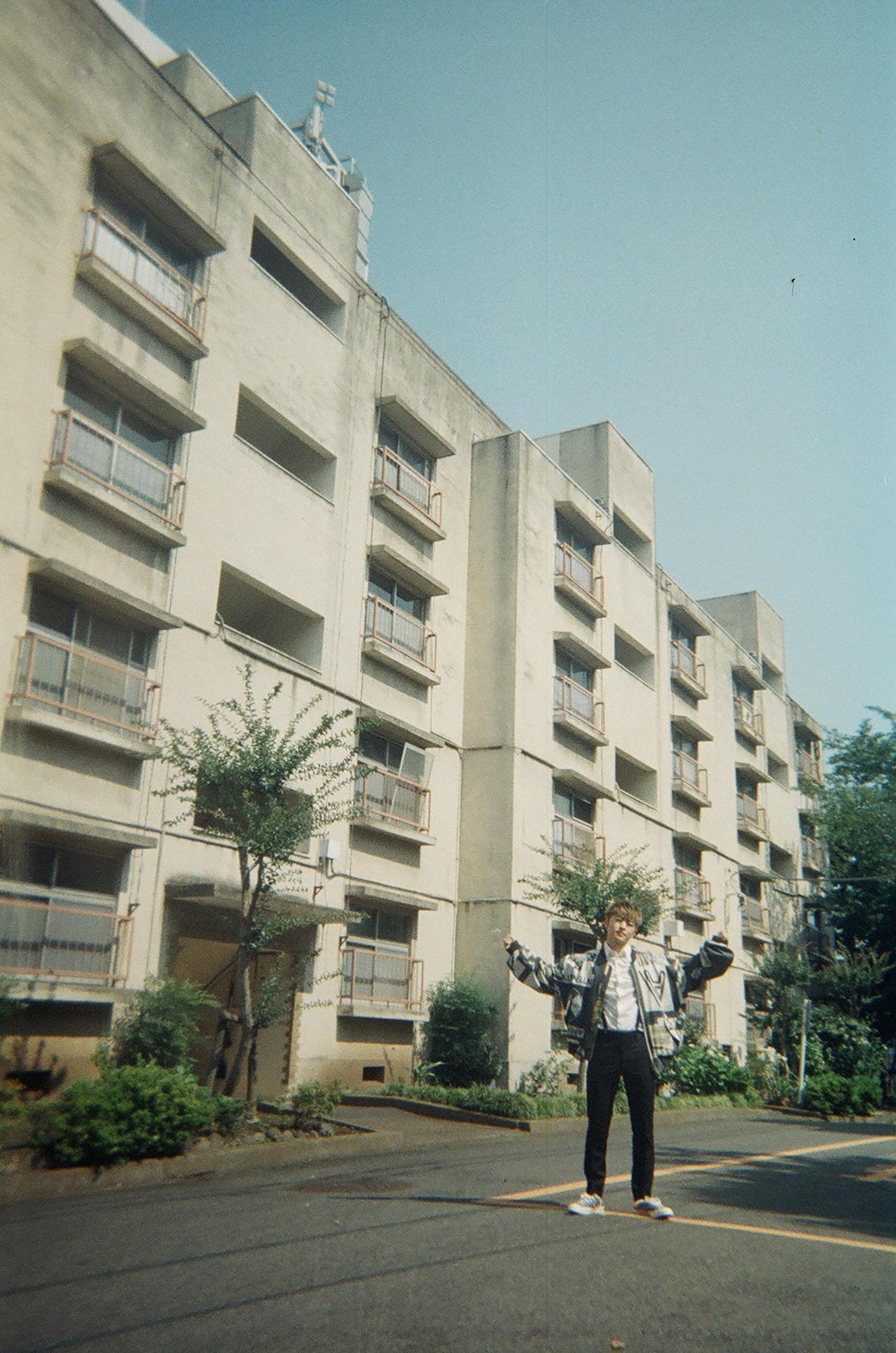 団地をブラブラする様子／佐野玲於ソロ写真集『さのさん』未収録カット（画像提供：主婦と生活社）