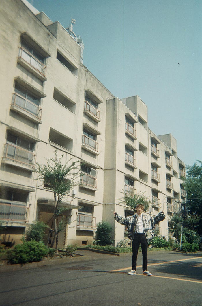 団地をブラブラする様子/佐野玲於ソロ写真集『さのさん』未収録カット(画像提供:主婦と生活社)