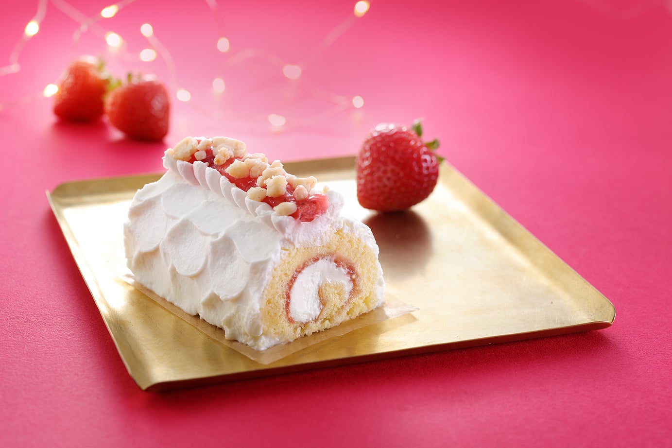 スタバ、ホリデーフード2021「ストロベリー＆クリームロール」など特別メニュー第二弾