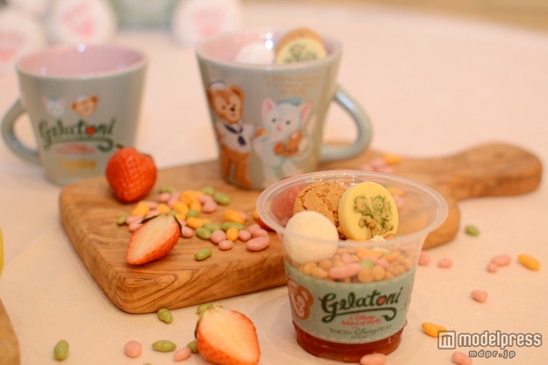 ストロベリーゼリー＆キャラメルビスケット、スーベニアカップ付き（￥920）