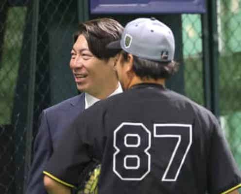 阪神 野村克則コーチが高津臣吾氏と再会 監督業を離れ穏やかな表情で談笑 練習も真摯に見つめる