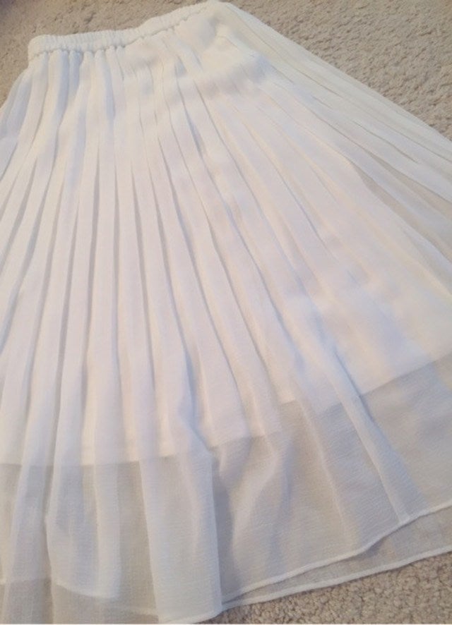 薄いスカートやワンピースの透け対策に使える ペチコートでうっかり透けを防止しよう モデルプレス