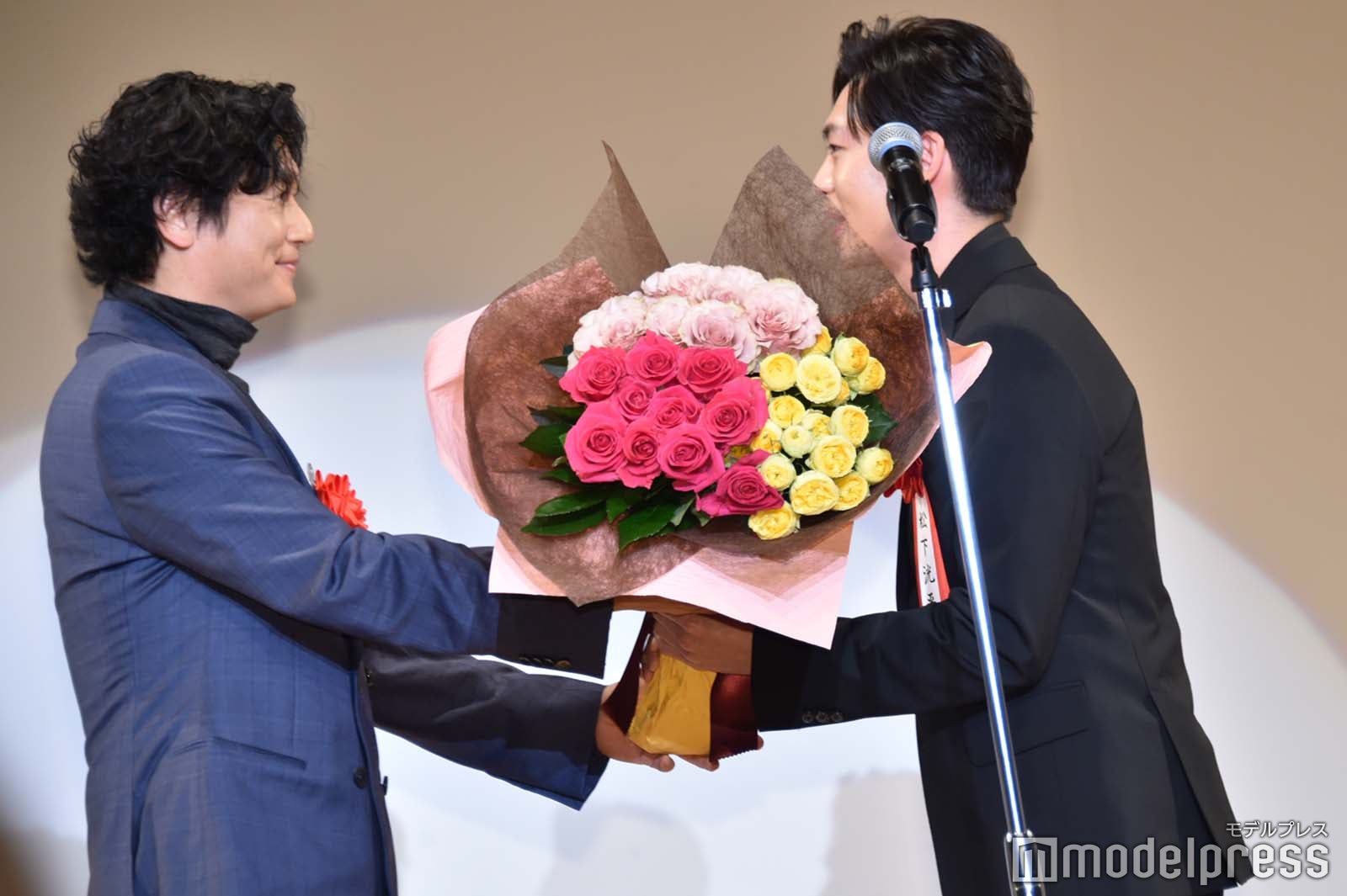 井浦新から松下洸平へ花束贈呈 （C）モデルプレス