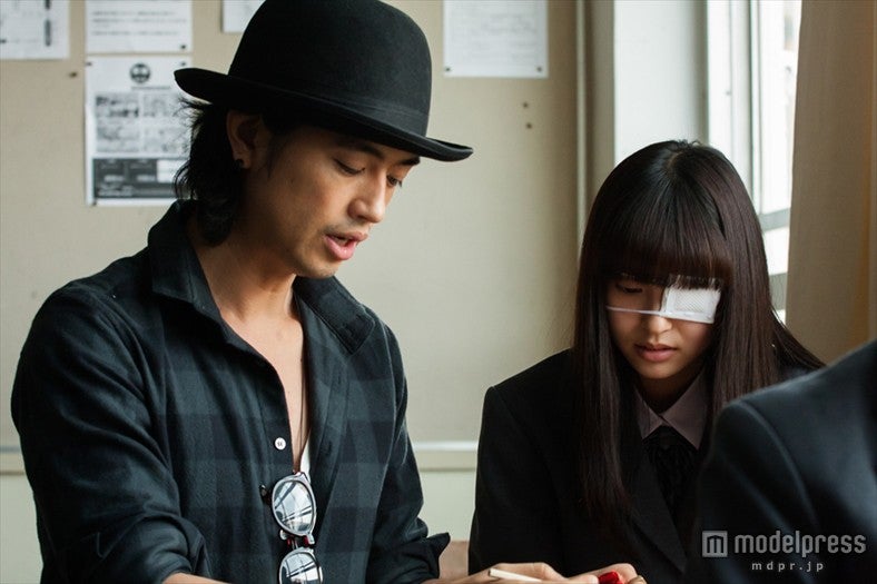 主演の田辺桃子に熱心に演技指導をする