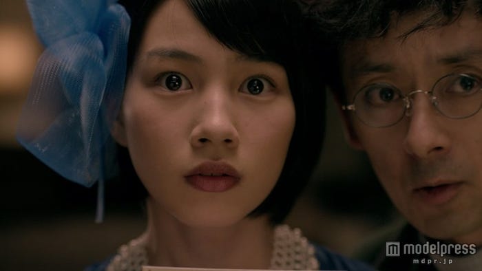 (左から)能年玲奈、“謎の男”を演じる滝藤賢一/Web限定動画「人生は、夢だらけ?」<前編>より