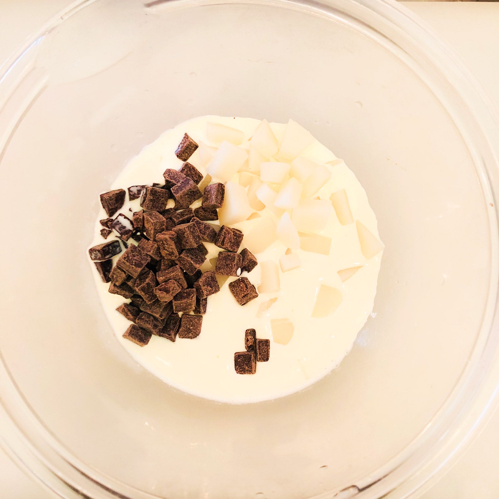 手順1：耐熱ボウルに細かく切った切り餅とチョコレート、砂糖、生クリームを入れ加熱／画像提供：柏原歩