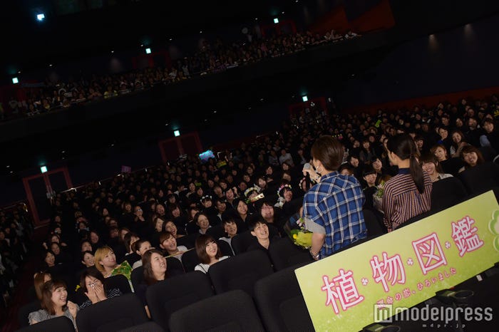 フォトセッション後、客席から挨拶する岩田剛典、高畑充希(C)モデルプレス