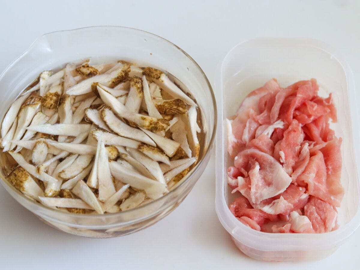 豚バラ肉は一口大に切る。ごぼうはささがきにする。