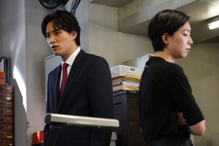 鈴木伸之、江口のりこ/「悪女(わる)~働くのがカッコ悪いなんて誰が言った?~」第3話より(C)日本テレビ