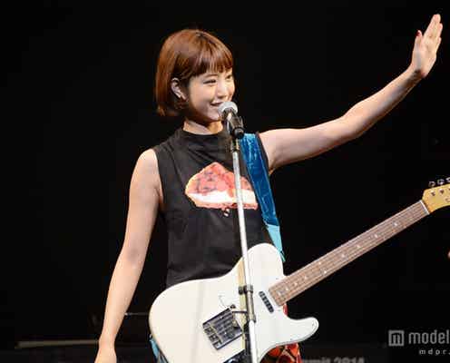 モデルizu、迫力ギターパフォーマンスで渋谷女子が釘付けに