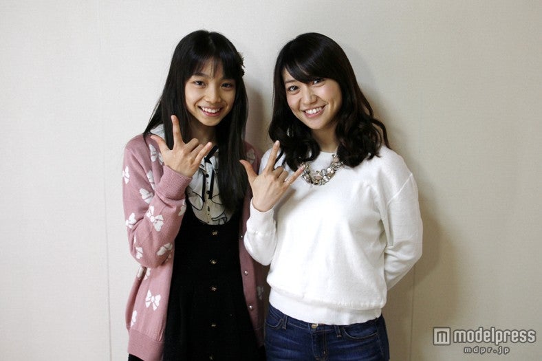 左から：後藤萌咲、大島優子（C）AKS