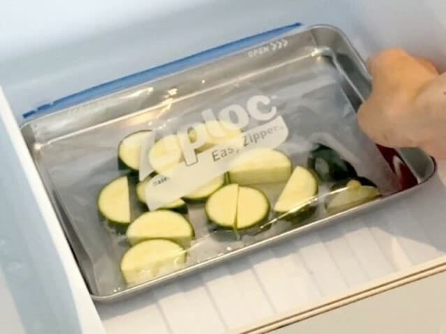 金属製トレイにのせて、素早く冷凍