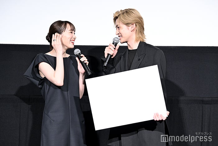 飯豊まりえ、高橋文哉（C）モデルプレス